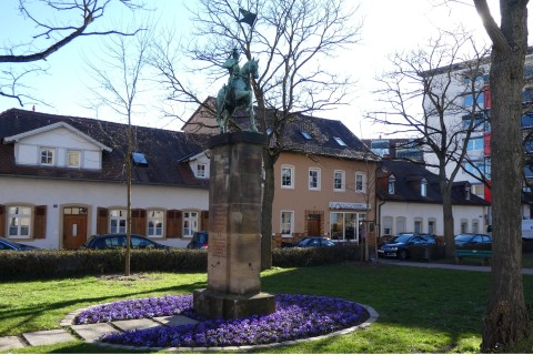 Loge, Wohnhaus, Kasernen und Pavillon